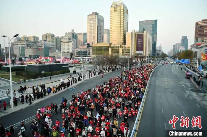河北石家庄解放广场元旦长跑吸引两万余名民众