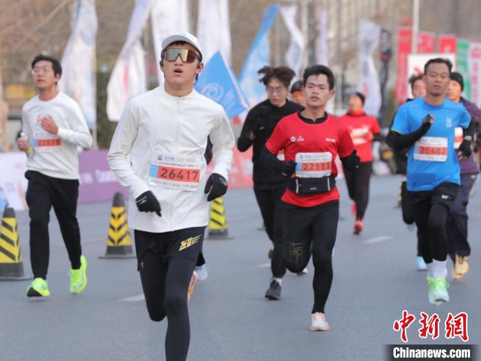 河北石家庄解放广场元旦长跑吸引两万余名民众