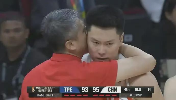 上海队狂胜山西队李弘权27分引爆赛场 中国男篮