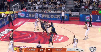 张皓嘉空篮失手触发广东男篮逆转风暴