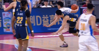 张皓嘉空篮失手触发广东男篮逆转风暴