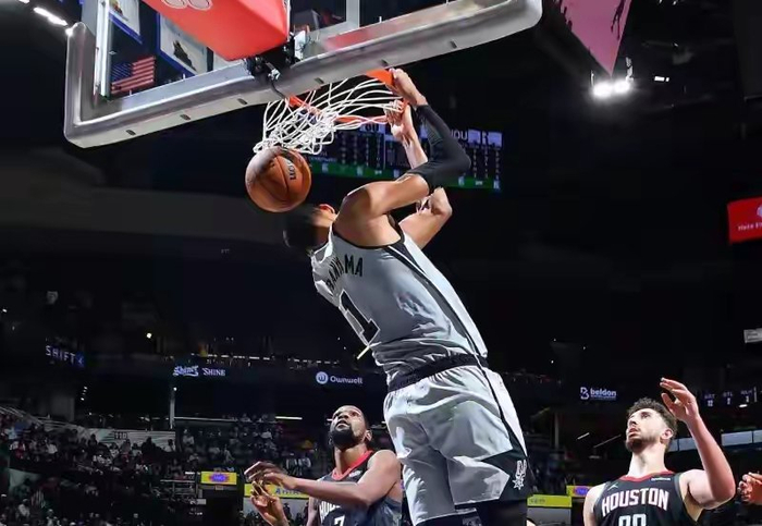 文班亚马逆袭登顶常规赛MVP榜首，或成历史最年