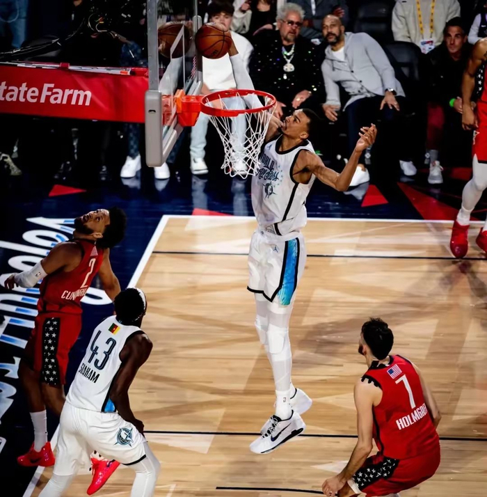 文班亚马逆袭登顶常规赛MVP榜首，或成历史最年