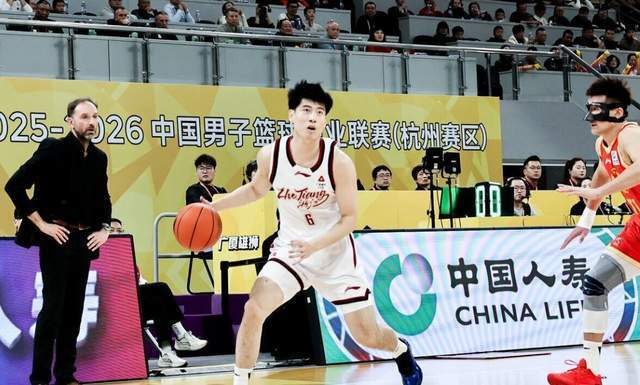 程帅澎三分神射助浙江男篮险胜卫冕冠军浙江广