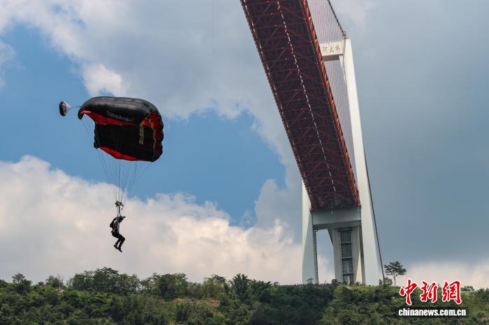 花江峡谷大桥将承办两项国际极限挑战赛事：铁