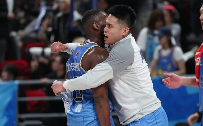 北京男篮逆转南京同曦 斯佩尔曼怒斥教练引争议